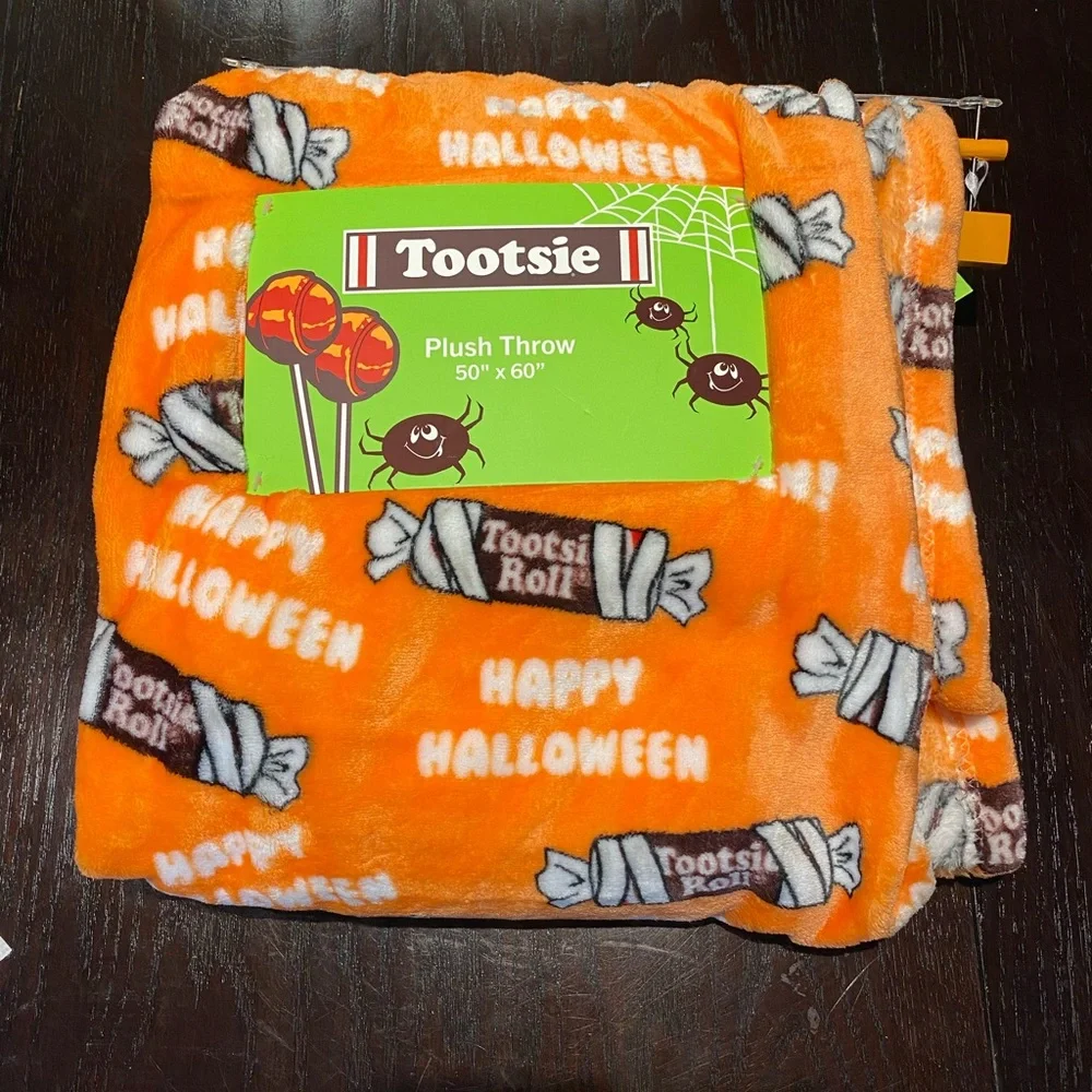 TOOTSIE ROLL HALLOWEEN CANDY THEME PLUSH THROW 50”‎ X 60”